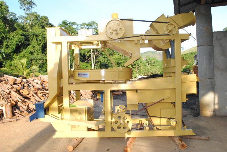 Associação de produtores de Córrego Seco recebe máquina de pilar café 
