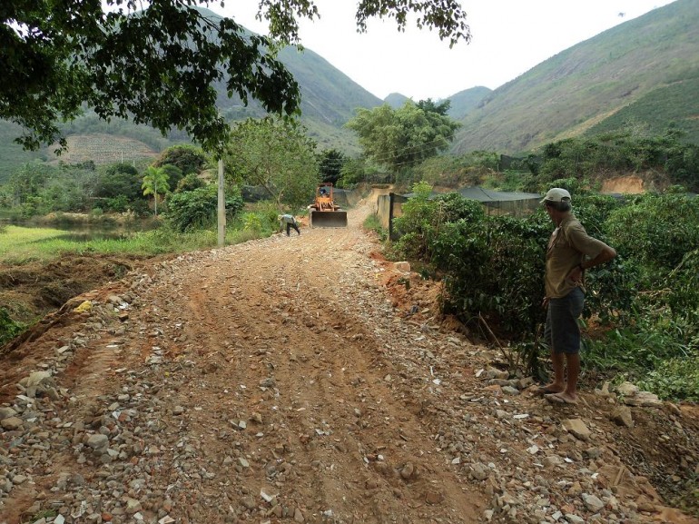 Secretaria de Agricultura de Marilândia realiza limpeza de estradas para beneficiar produtores
