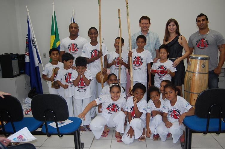 Secretaria Municipal de Ação Social e Cidadania realiza entrega de uniformes e instrumentos para aulas de capoeira 