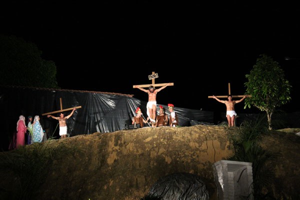 Encenação da Paixão de Cristo emociona fiéis em Marilândia 