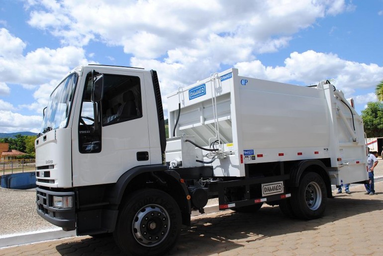 Prefeitura de Marilândia adquire caminhão para coleta de lixo 