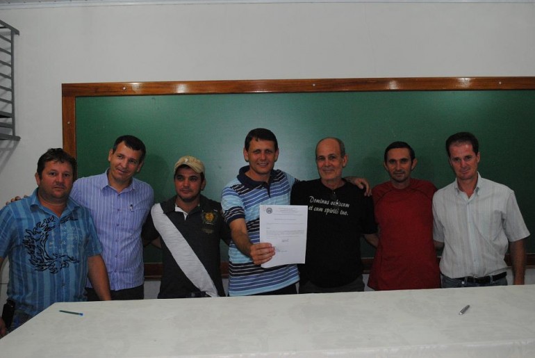 Prefeito de Marilândia assina ordem de serviço para calçamento de ruas em Sapucaia 