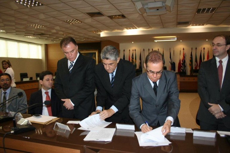 Secretaria de Saúde de Marilândia participa de assinatura de convênio para implantação de núcleo de assistência técnica ao Judiciário