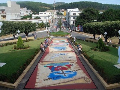   Marilândia inovou na confecção dos tradicionais tapetes de Corpus Christi e atraiu um grande público para o município   